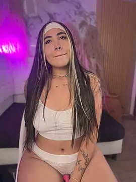 ManuelaVeeleez - My friend touch boobs in the street