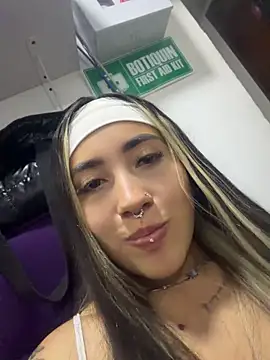 ManuelaVeeleez - My friend touch boobs in the street