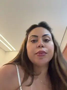 LariiHotWife - Tirar a blusa na praça