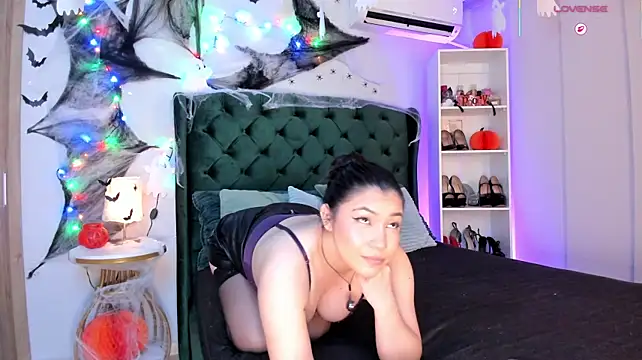 Naughty_fun_room - kiss and suck finger close cam