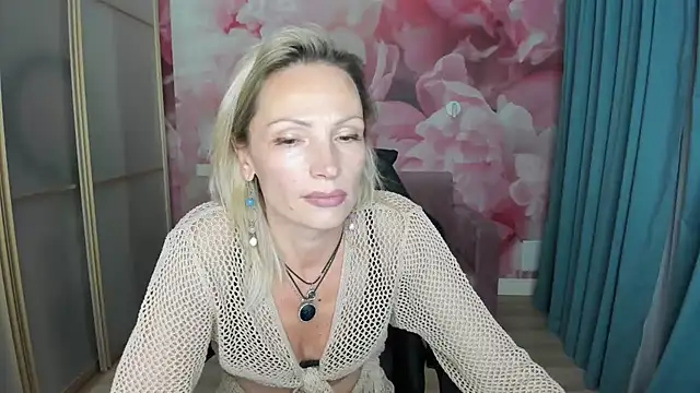AlinaMoor - I'll play with the pussy