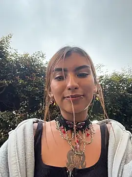 Zoe_addiction - Removing panties on the street very risk