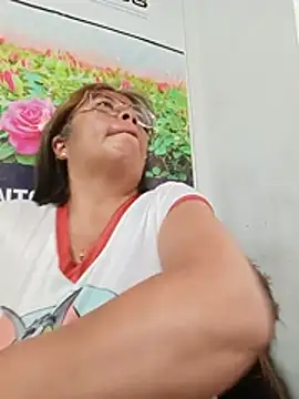 __valentina18 - Removing a bra in public