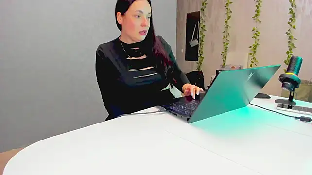 Yesss_Lilith - Who`s gonna be my boy toy?