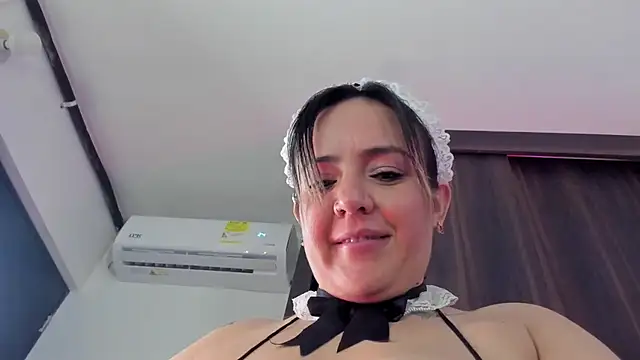 Miaapril - spanks x 10 + flash pussy