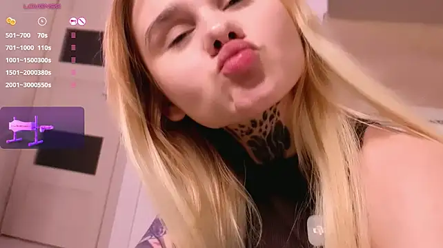 Britney_Lynch - play with naked pussy+show tits