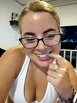 MilfLuna - plug multicolor in my ass