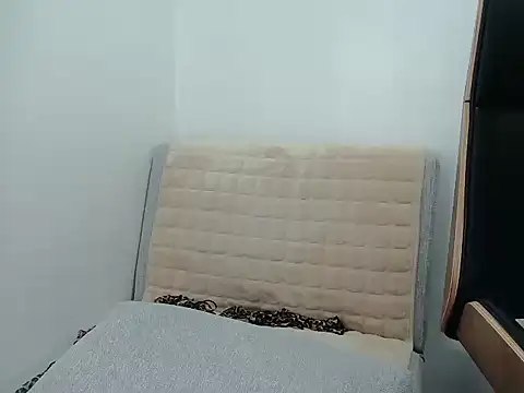 ItsLyra - tease me please and make my pussy wet