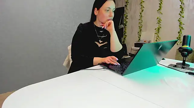 Yesss_Lilith - Who`s gonna be my boy toy?