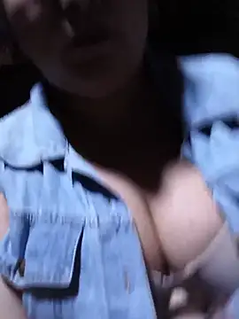 MeelenaVamp - Show nipple