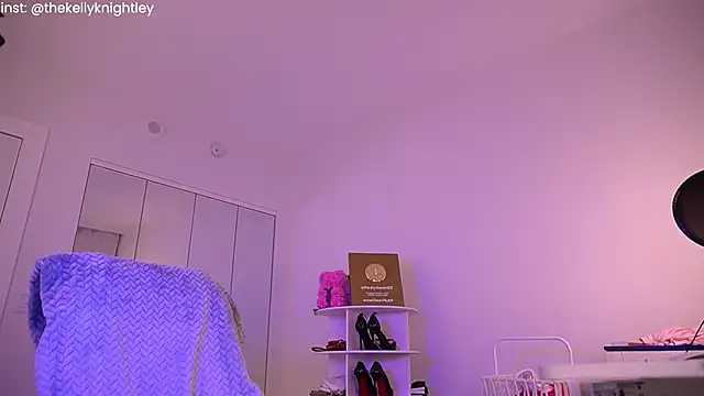 Ohbabykelly - buttplug in ass and oil