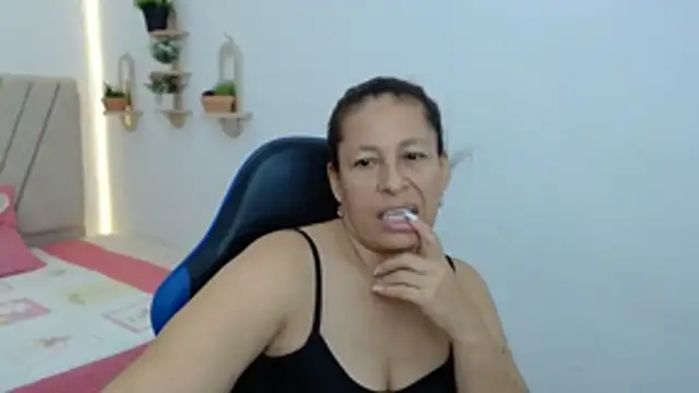 Mature_martina - ride dilldo