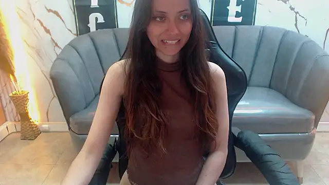Laura_rouss_tf - SHOW ASS + PLUG ANAL
