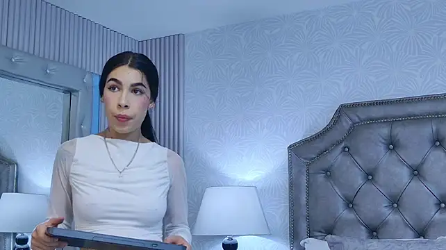 RoxyReinn - dance sensually, completely naked