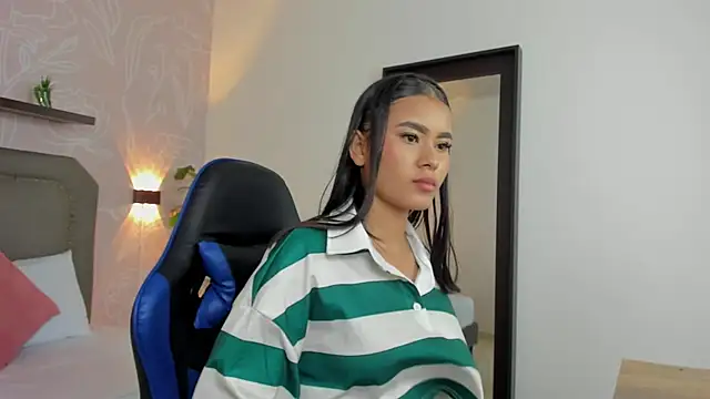 Laura_chips - flash tits