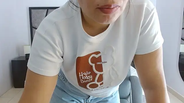 Sophia_hadid - public squirting, dildo