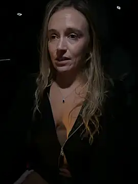 Lunagirl13 - Titties out &lick my nipples 🍒😻😈