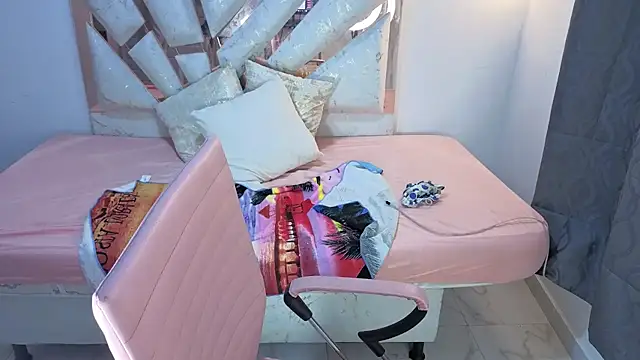 Gabycutee - To open the door to my room and touch my