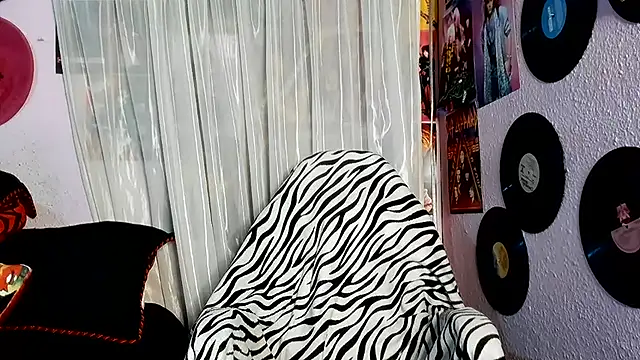 Avril_Maria - show boobs and spank