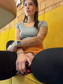MiraReach - Twerk ass in cafe 🔥