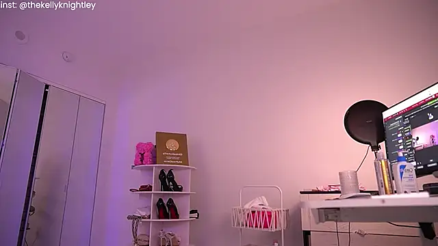 Ohbabykelly - buttplug in ass and oil