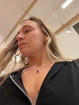 Lunagirl13 - Nip slip 😈🤭😻🍒