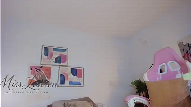 Misslaurenn - All naked ans oil boobs🔥 😈💦🍑🔥