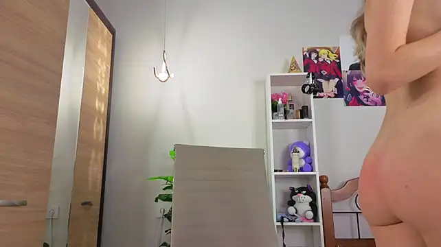 Vialeta_baby - show ass close to cam