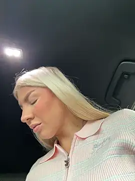 NewLale - Show tits