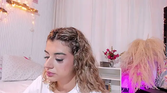 ScarlettBlair1 - Camel Toe near you face bby