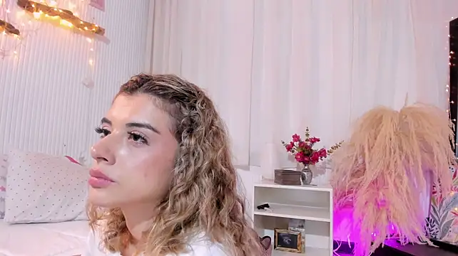 ScarlettBlair1 - Camel Toe near you face bby