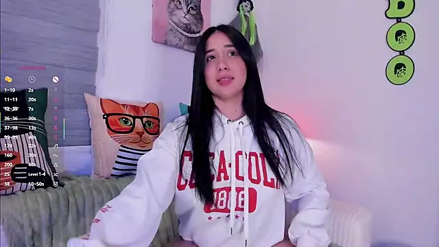 Gigi-bom - naked and fingers in pussy