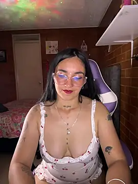 AlessiaGold - Playing with my boobs 🍒