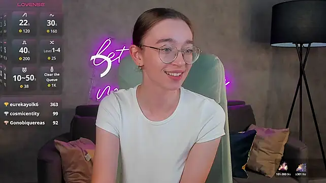 Lucy_Green - show your butt in doggy position
