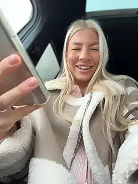 NewLale - Show naked ass