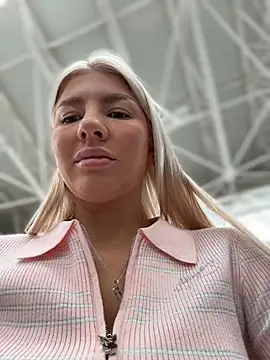 NewLale - Show naked ass