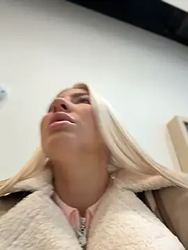NewLale - Show naked ass