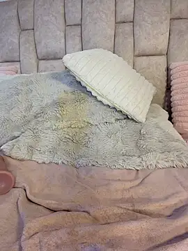 Nicolegh_ - dildo in pussy close to cam😈
