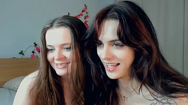 KrystalTrudel - suck each other tongues close to cam