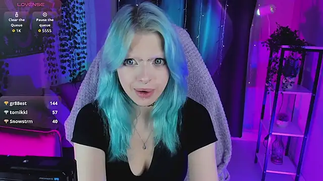 Lolly_wood - take off top+play with boobs