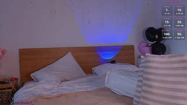 Victori_Fox - topless and tease my nipples