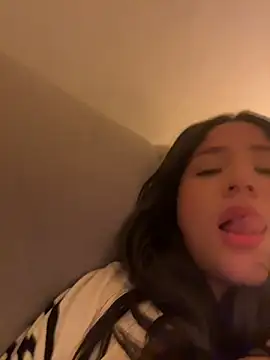 Vellaah - Taking off my shirt and my sweet orgasm.