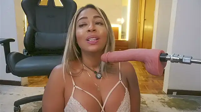 Charlottelover21 - ass close to the camera and twerking