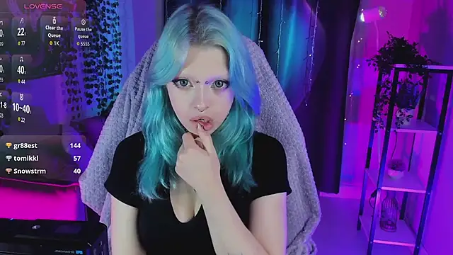Lolly_wood - take off top+play with boobs