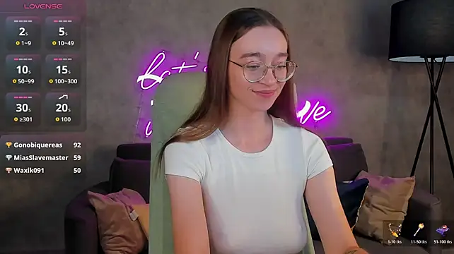 Lucy_Green - show your butt in doggy position