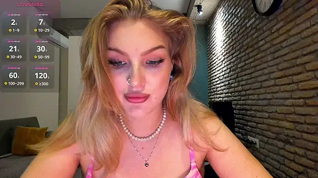 Fifteenpoem - Topless dance back to cam
