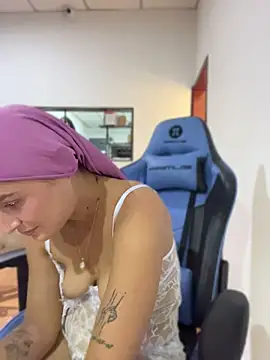 Aisha_k - remove hijab