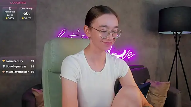 Lucy_Green - show your butt in doggy position
