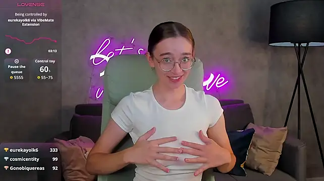 Lucy_Green - show your butt in doggy position