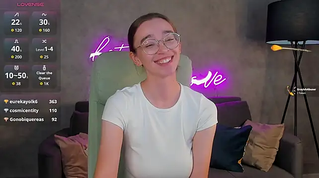 Lucy_Green - show your butt in doggy position